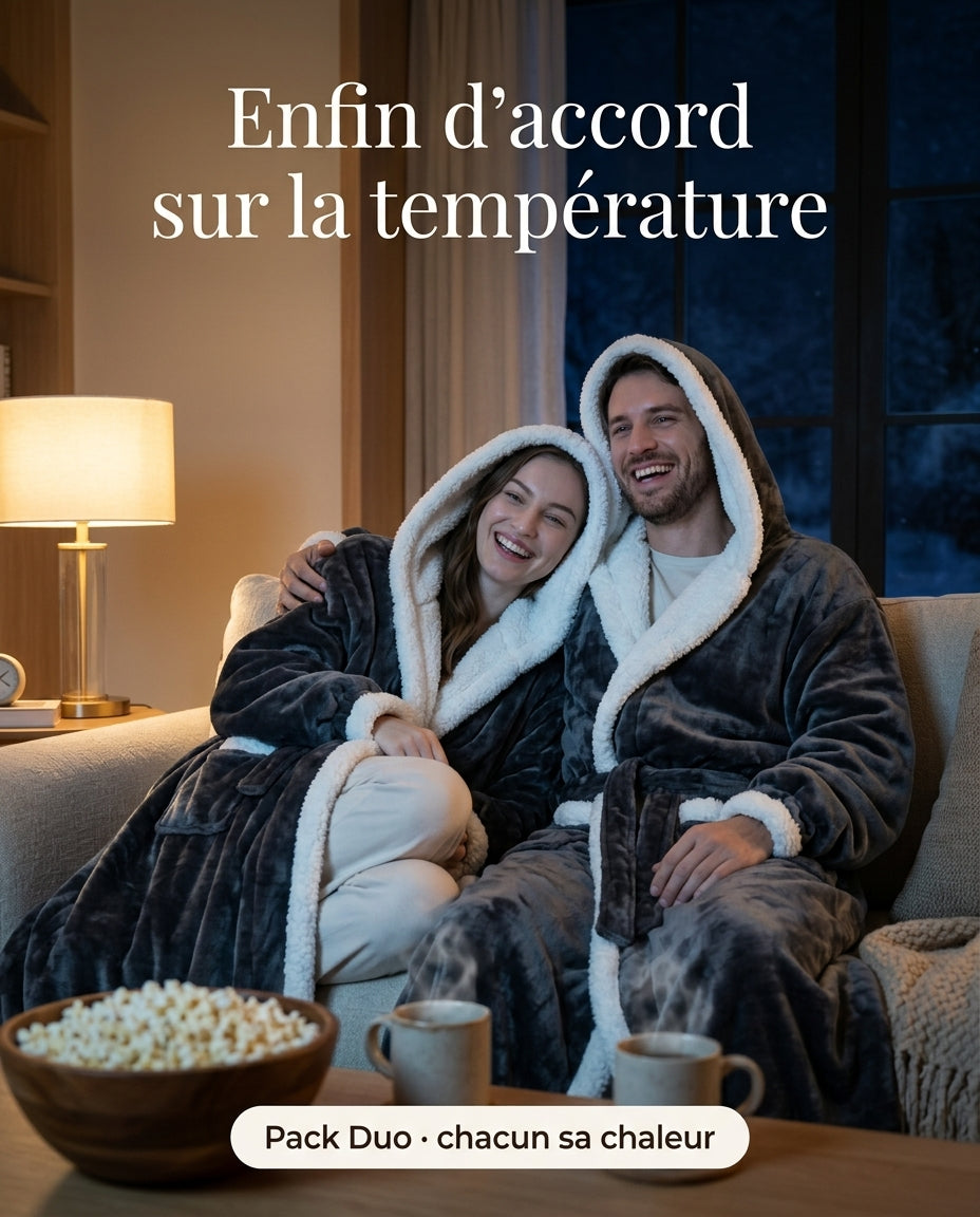 Couple en peignoirs chauffants Chaudine devant une série sur le canapé, Pack Duo